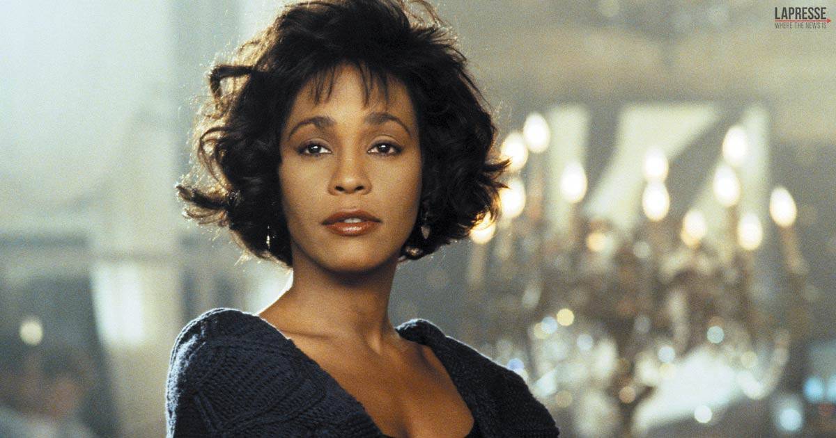 Whitney Houston: svelato il poster del film sulla sua vita “I Wanna Dance With Somebody”