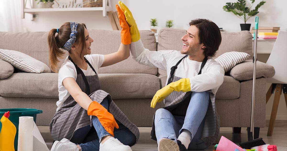 Condividere le faccende domestiche in casa rende la coppia più felice: lo dice la scienza