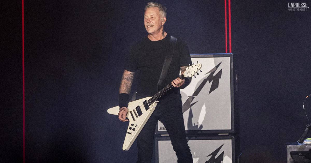 James Hetfield dei Metallica si commuove durante il concerto: il video