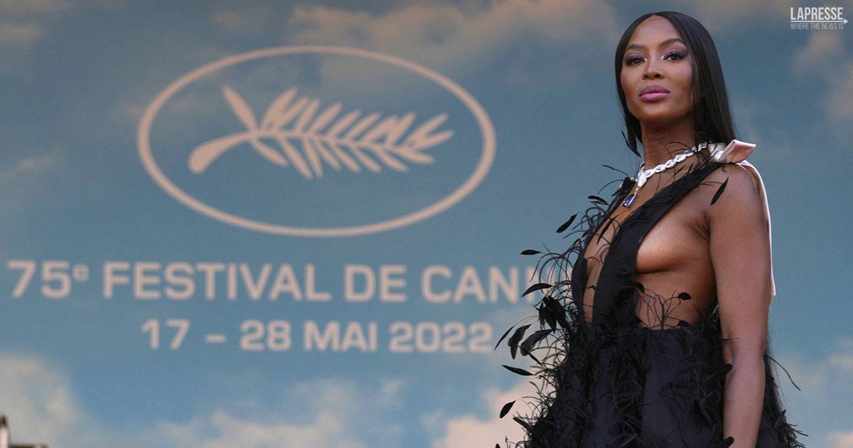 Cannes 2022, Naomi Campbell regina del red carpet con l’abito di piume