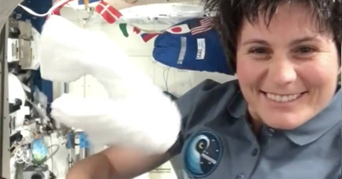 Ecco come si stendono gli asciugamani nello spazio: Il video di Samantha Cristoforetti 