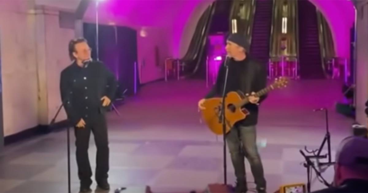 Bono Vox e The Edge degli U2 concerto a sorpresa nella metropolitana di Kiev