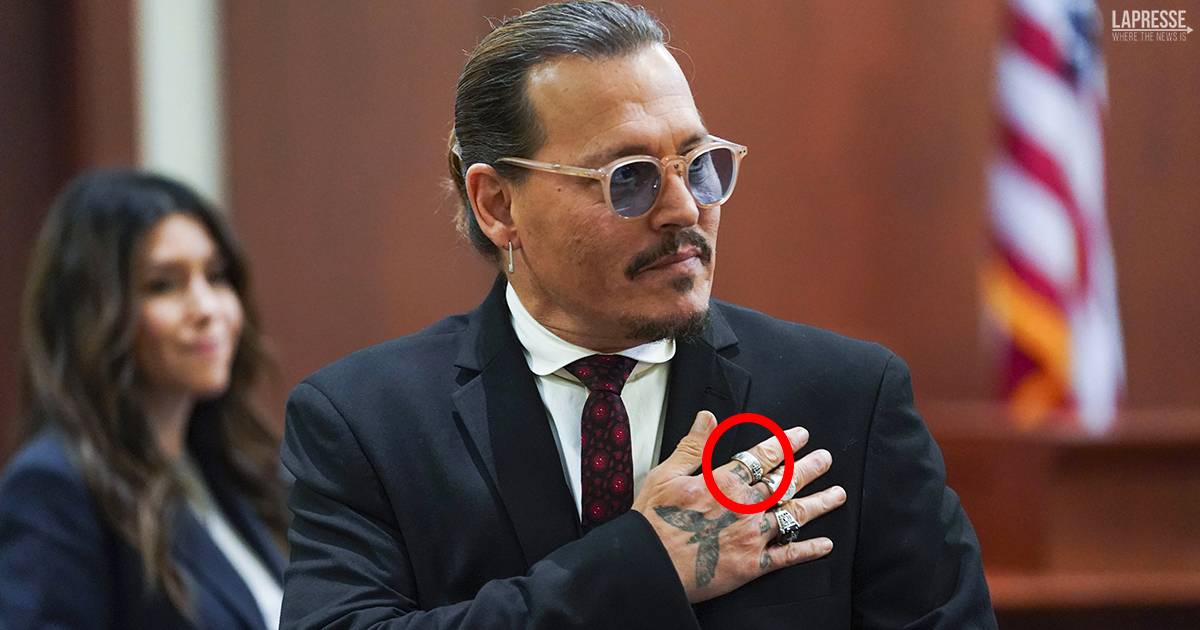 Ecco il significato dellanello che porta Johnny Depp durante il processo