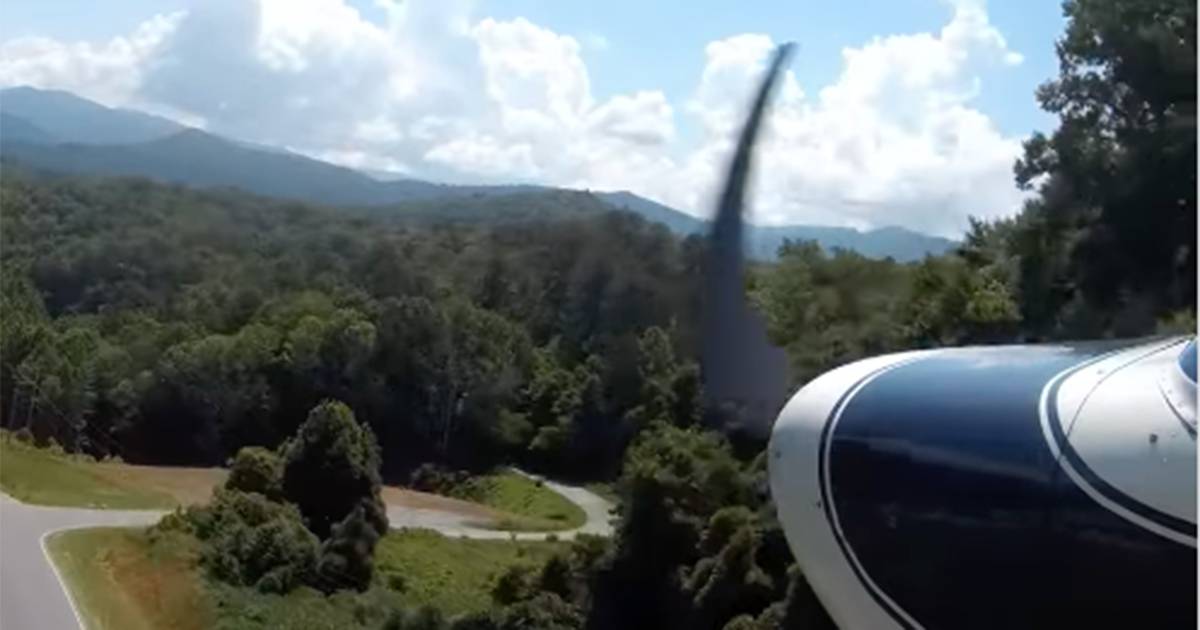 Atterraggio da brividi in autostrada il video della spettacolare manovra Atterraggio da brividi in autostrada il video della spettacolare manovra