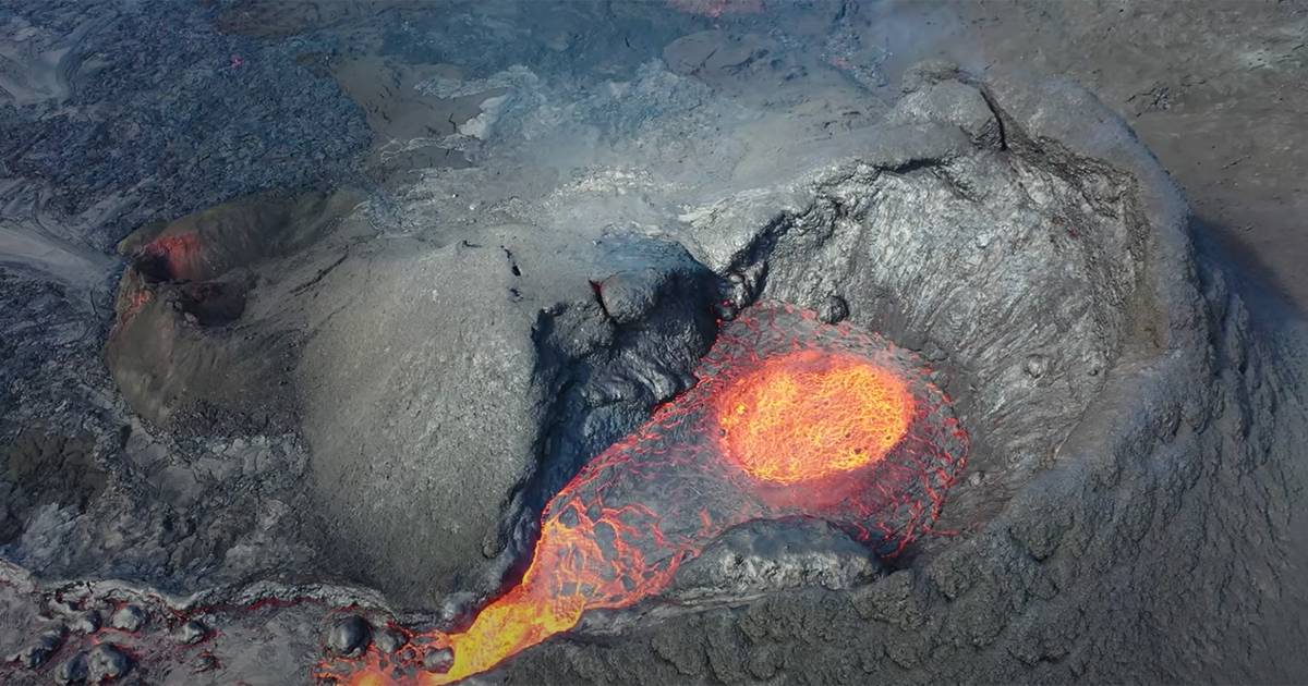 Le immagini ipnotiche della fessura vulcanica Fagradalsfjall onde e getti di lava spettacolari
