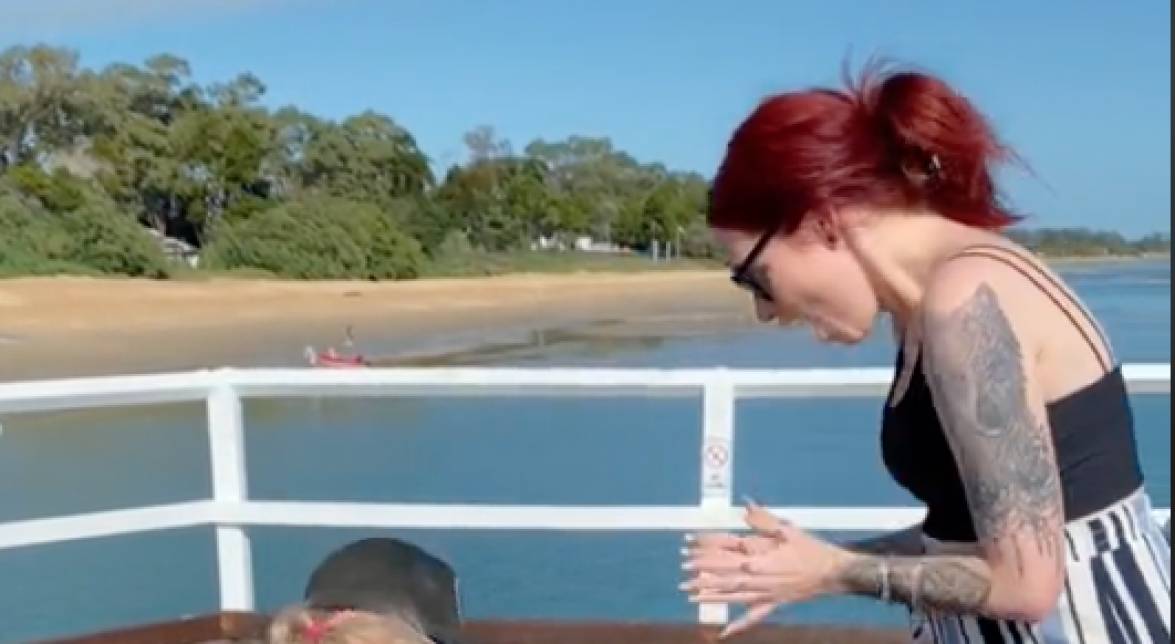 Lanello cade in acqua lui si tuffa a recuperarlo il video della proposta di matrimonio diventa virale