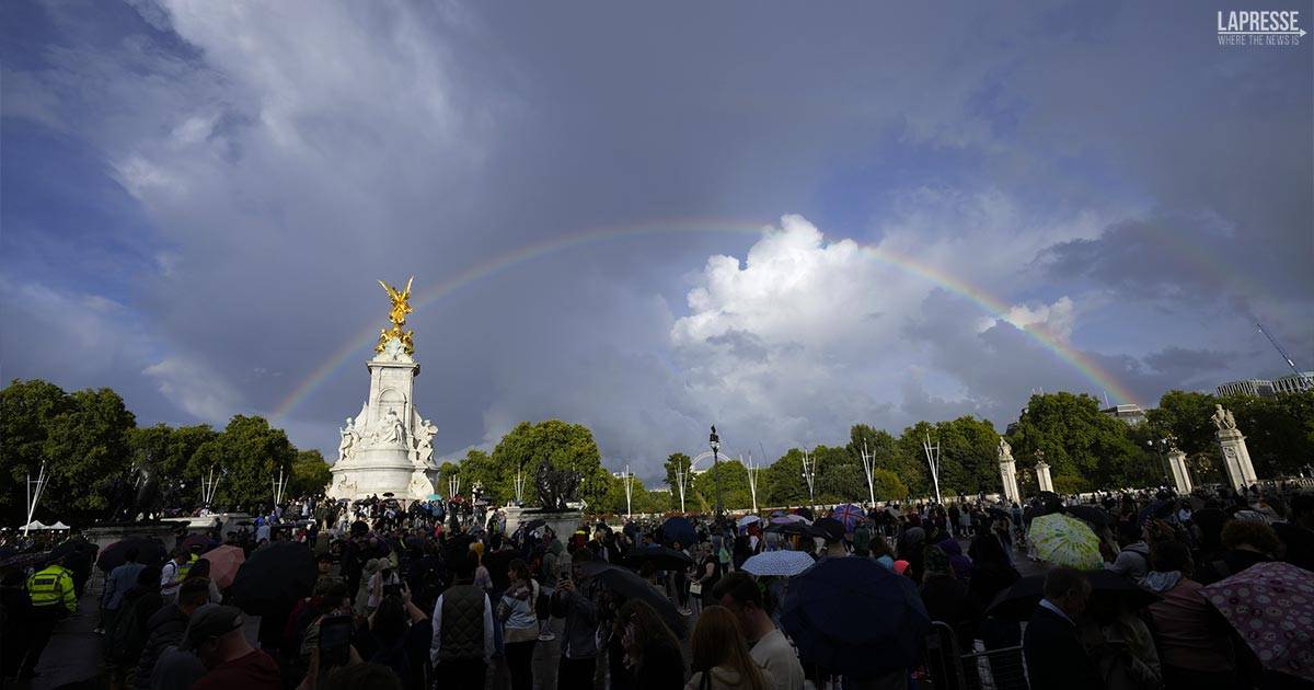 Compare un arcobaleno su Buckingham Palace dopo l’annuncio della morte di Elisabetta II: ecco i video