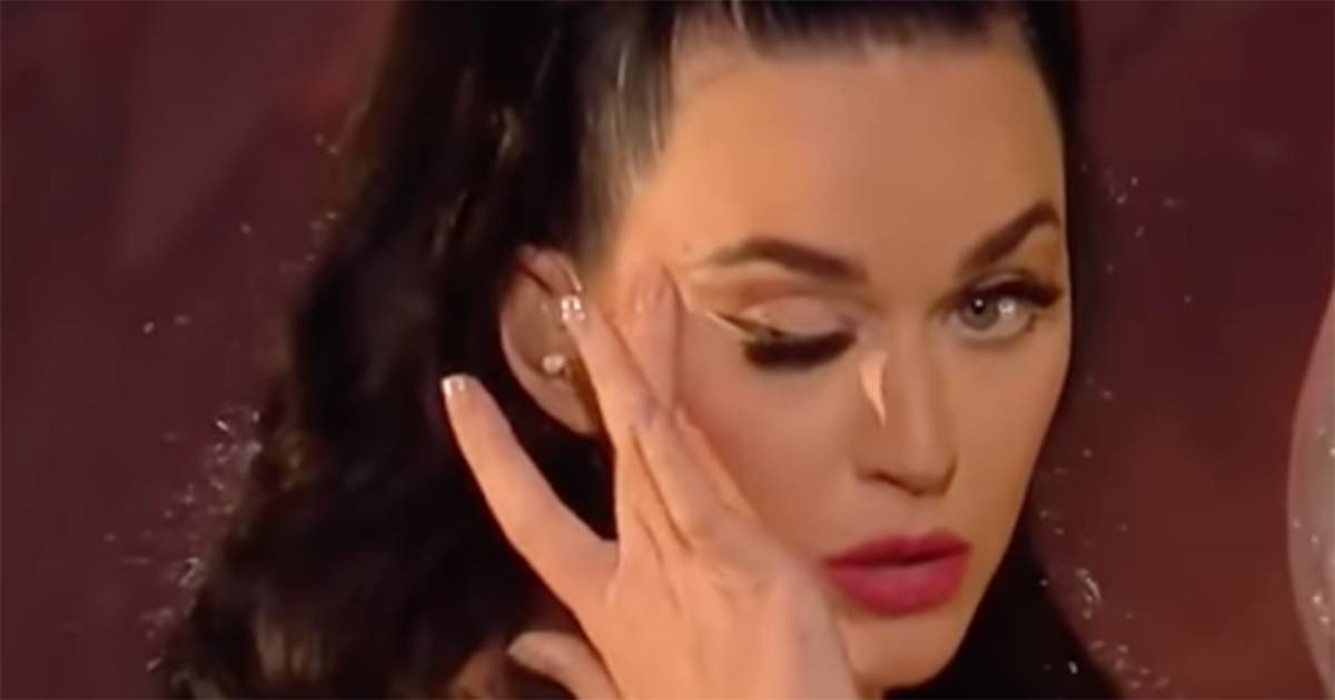Katy Perry e l’occhio bloccato durante il concerto: in un video spiega com’è andata davvero