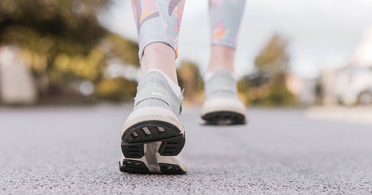 Camminare per sentirsi bene e prevenire le malattie croniche: ecco quanti passi consiglia uno studio