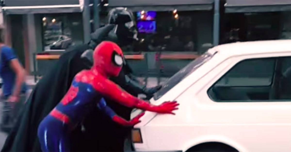 La macchina si ferma: Spiderman, Batman e Darth Vader arrivano in soccorso, il video diventa virale