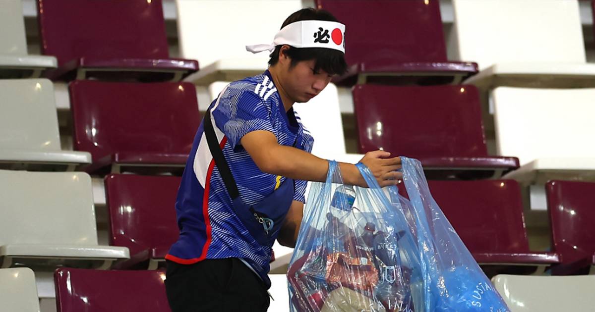 Qatar 2022, dopo la partita i tifosi giapponesi puliscono lo stadio: il video dell’esemplare gesto