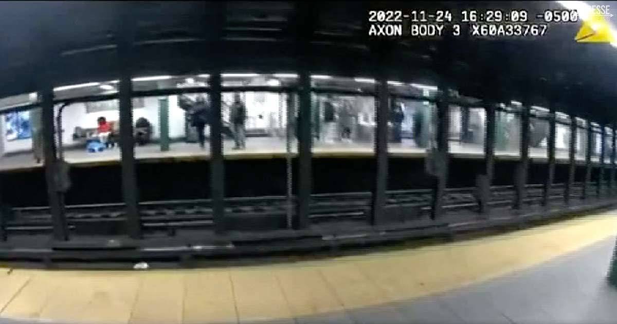 Due agenti lo salvano prima che arrivi il treno: le immagini della metropolitana di New York