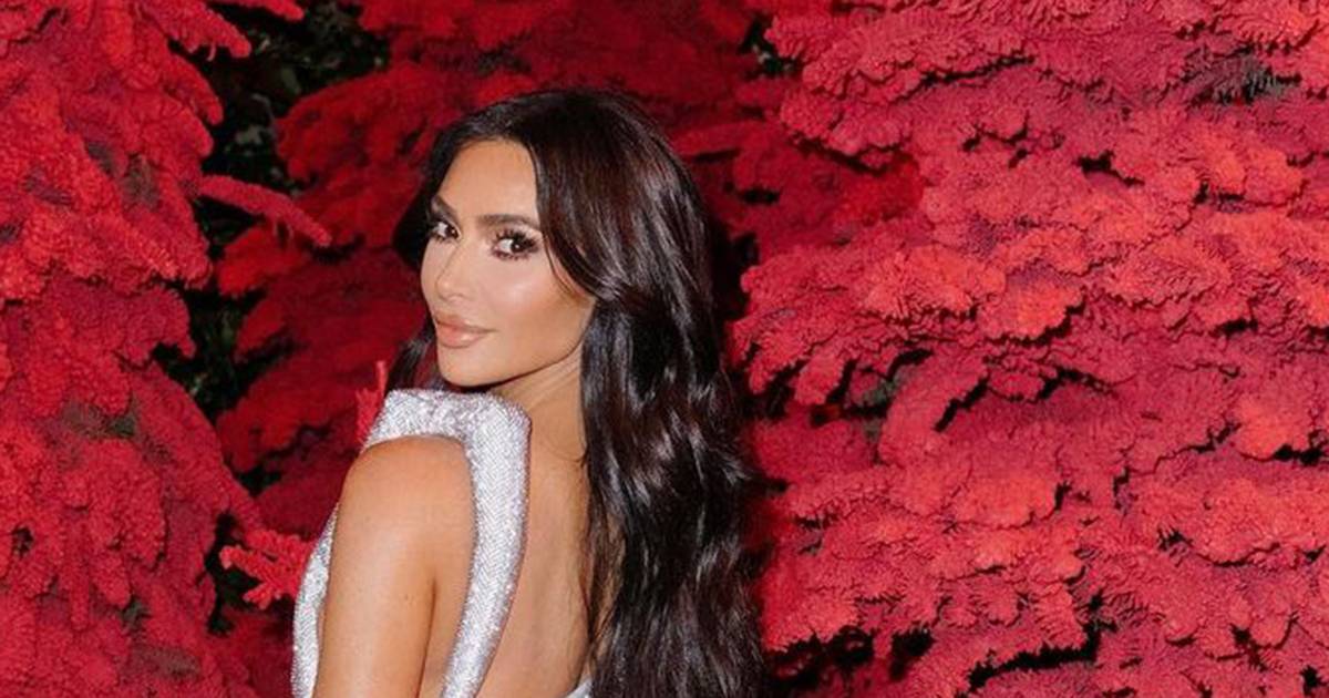 Kim Kardashian accusata di aver ritoccato le foto di Natale in famiglia ecco cosa non torna ai fan