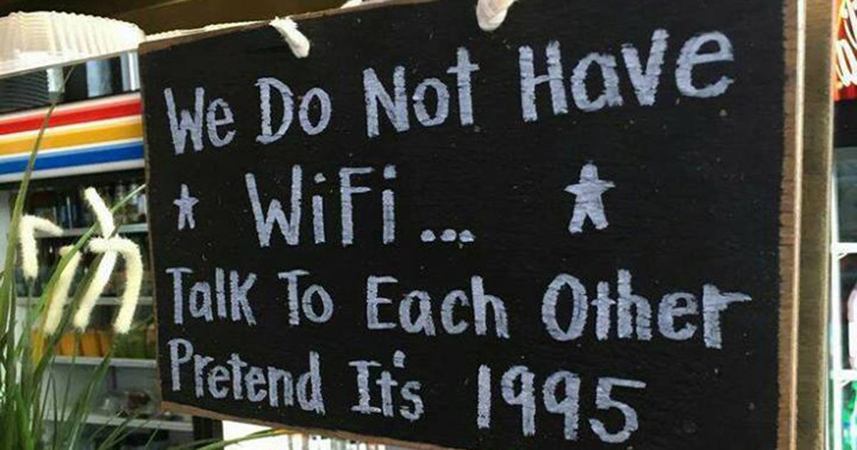 “Non abbiamo il Wi-Fi, parlatevi”: il cartello del bar suscita migliaia di commenti