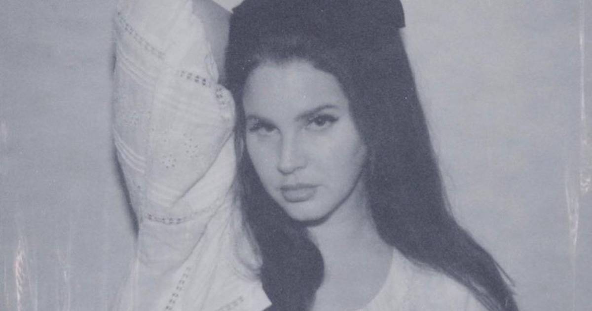 Lana Del Rey annuncia il nuovo album: ma la copertina da censura viene rimossa dai social