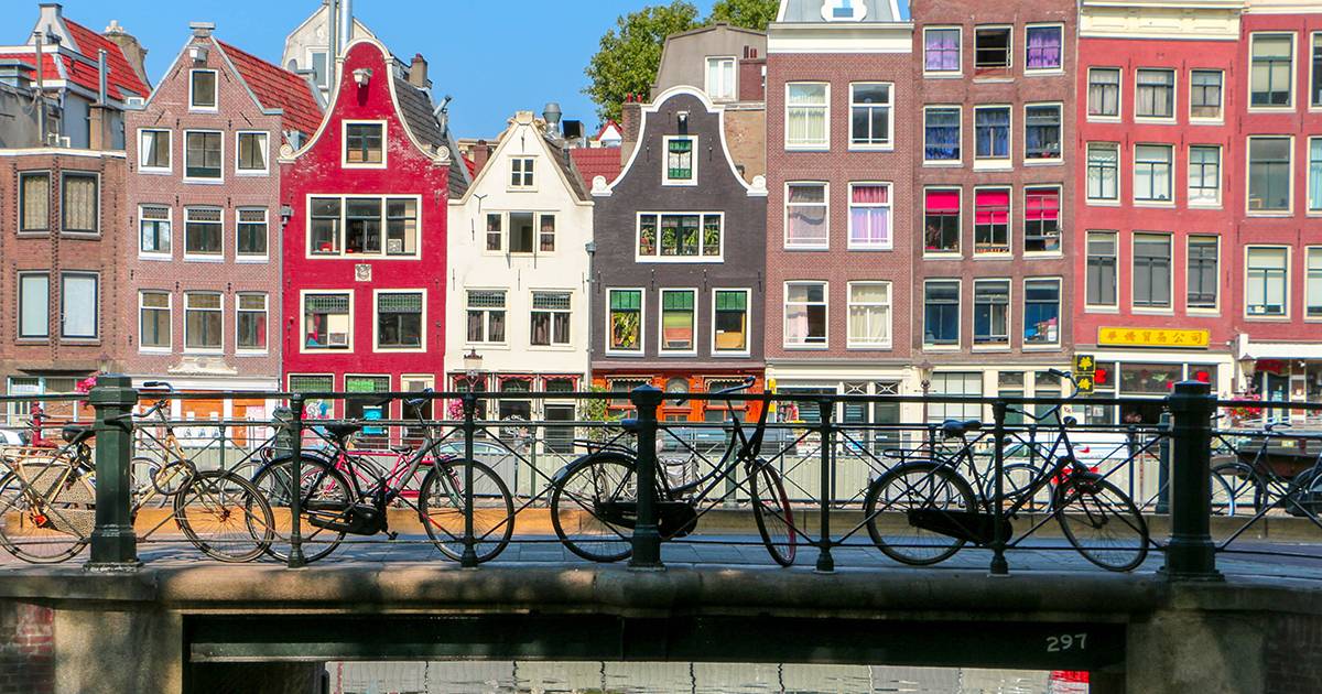 Inaugurato ad Amsterdam un innovativo parcheggio gratuito sottacqua per le biciclette