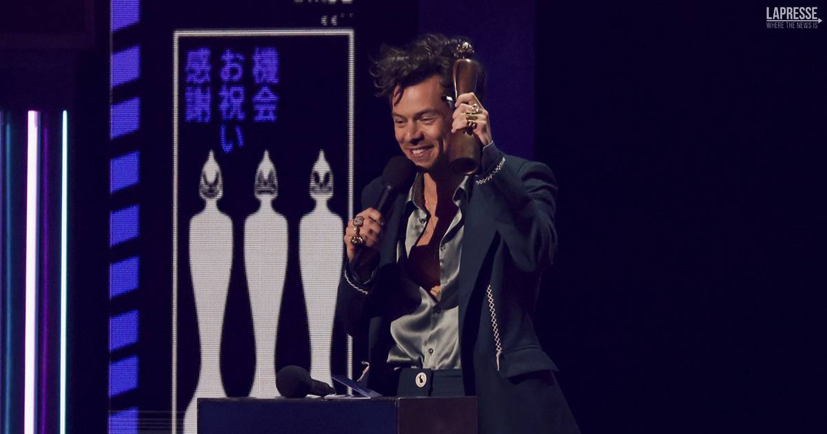 BRIT Awards 2023 stravince Harry Styles trionfa in 4 categorie
