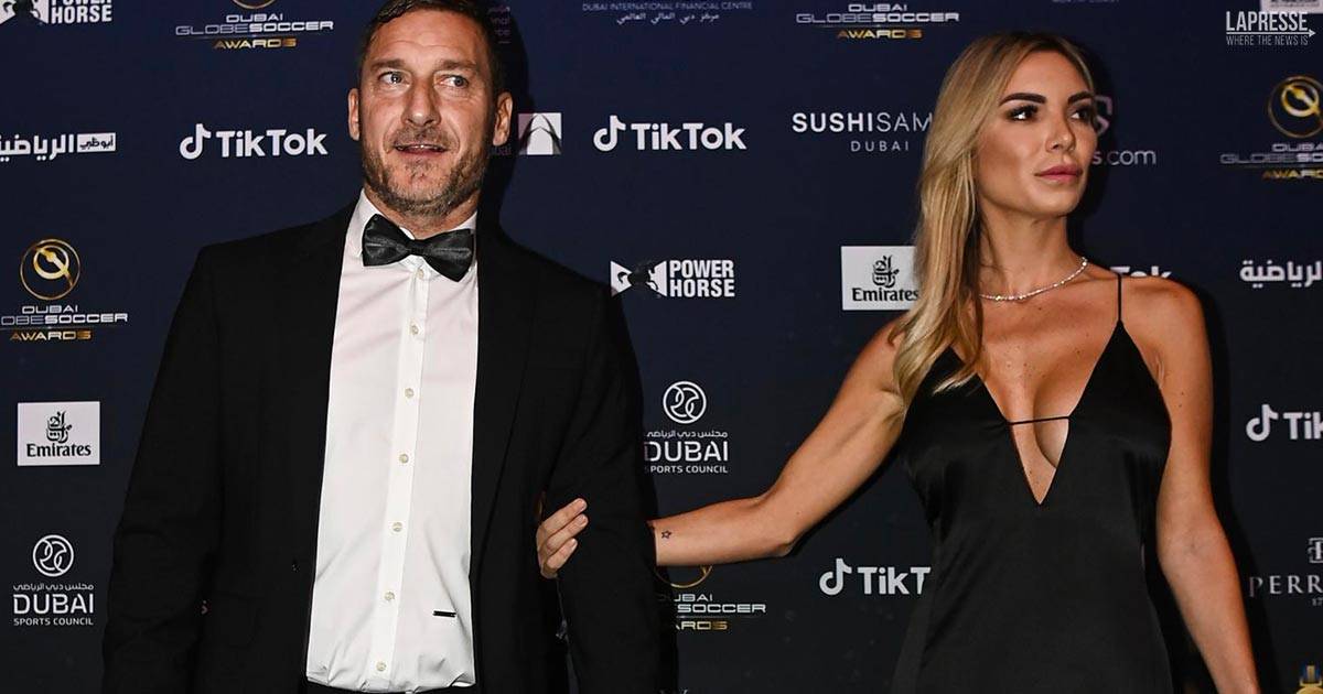 Francesco Totti e Noemi Bocchi aspettano un figlio Ai paparazzi non sfugge un dettaglio