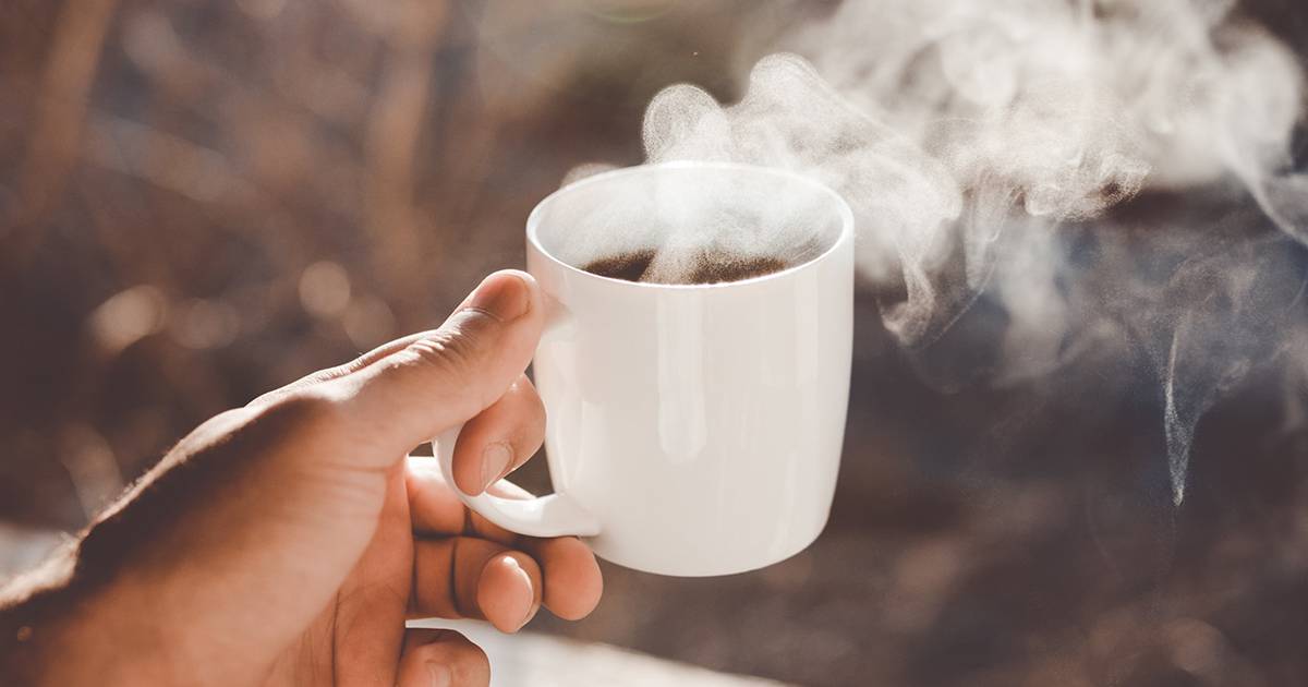 Il caffè a stomaco vuoto appena svegli è una buona idea? La risposta dell’esperto