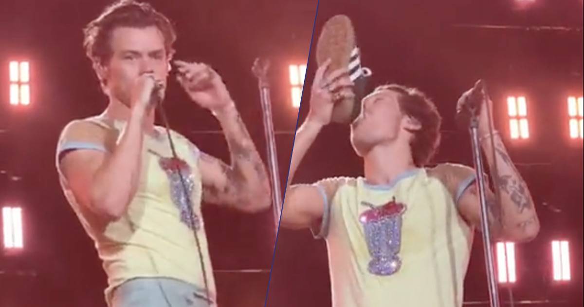 Harry Styles beve dalla sua scarpa durante il concerto: “Mi vergogno di me  stesso”