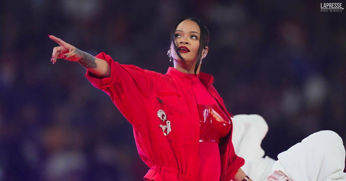 Rihanna  incinta e lannuncio lha fatto direttamente al Super Bowl il video della sua esibizione