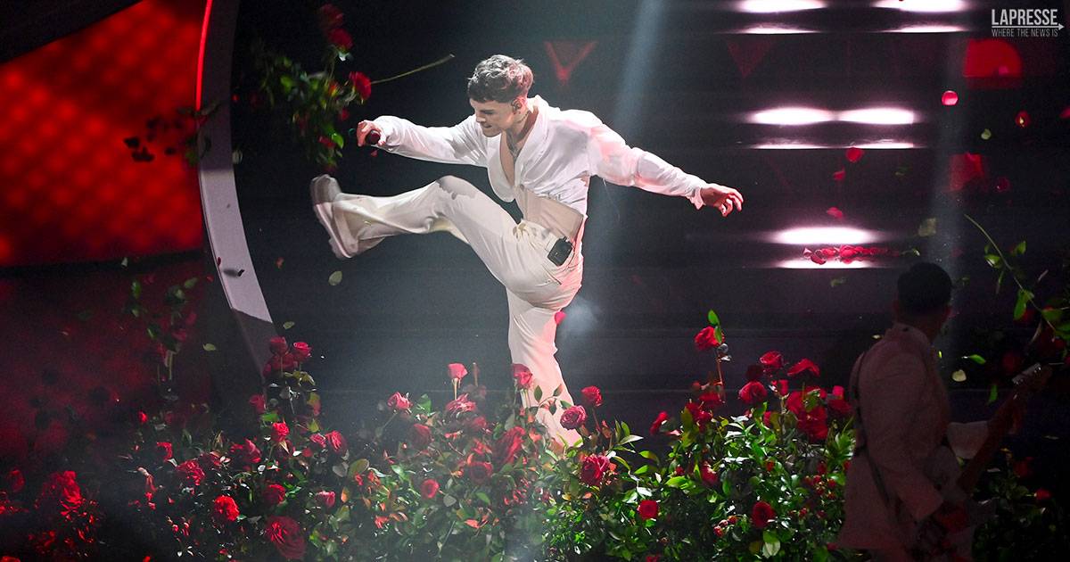 La furia di Blanco sul palco di Sanremo distrugge i fiori per un problema di audio