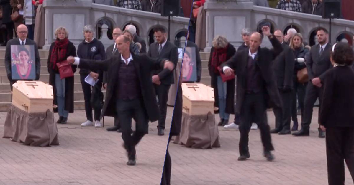 Al funerale balla da solo davanti alla bara della moglie uccisa: il commovente video