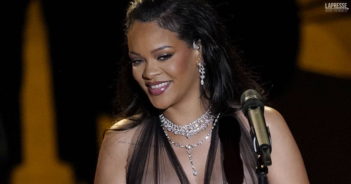 Rihanna risplende con una cintura di diamanti da 139 carati: il prezzo è da capogiro
