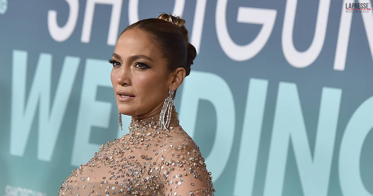 Jennifer Lopez: la foto in topless per una giusta causa