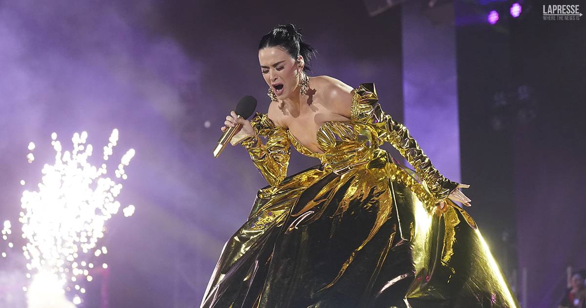 Katy Perry favolosa al concerto per lincoronazione di re Carlo III la performance integrale