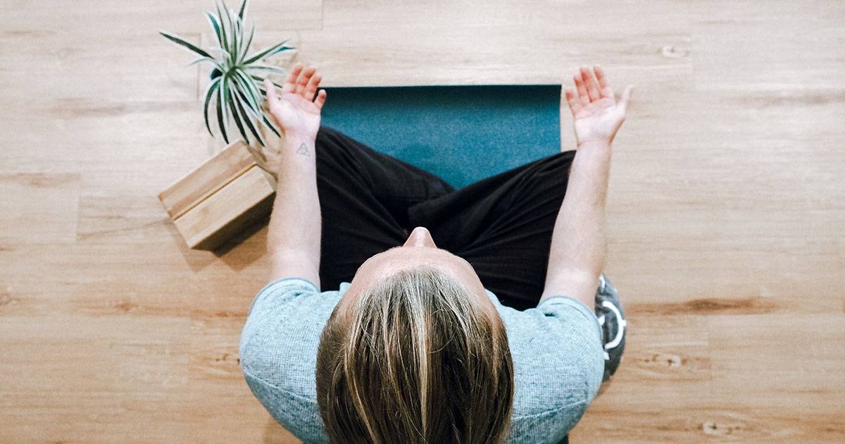Per ritrovare la calma bastano 5 minuti di yoga al giorno alcuni consigli