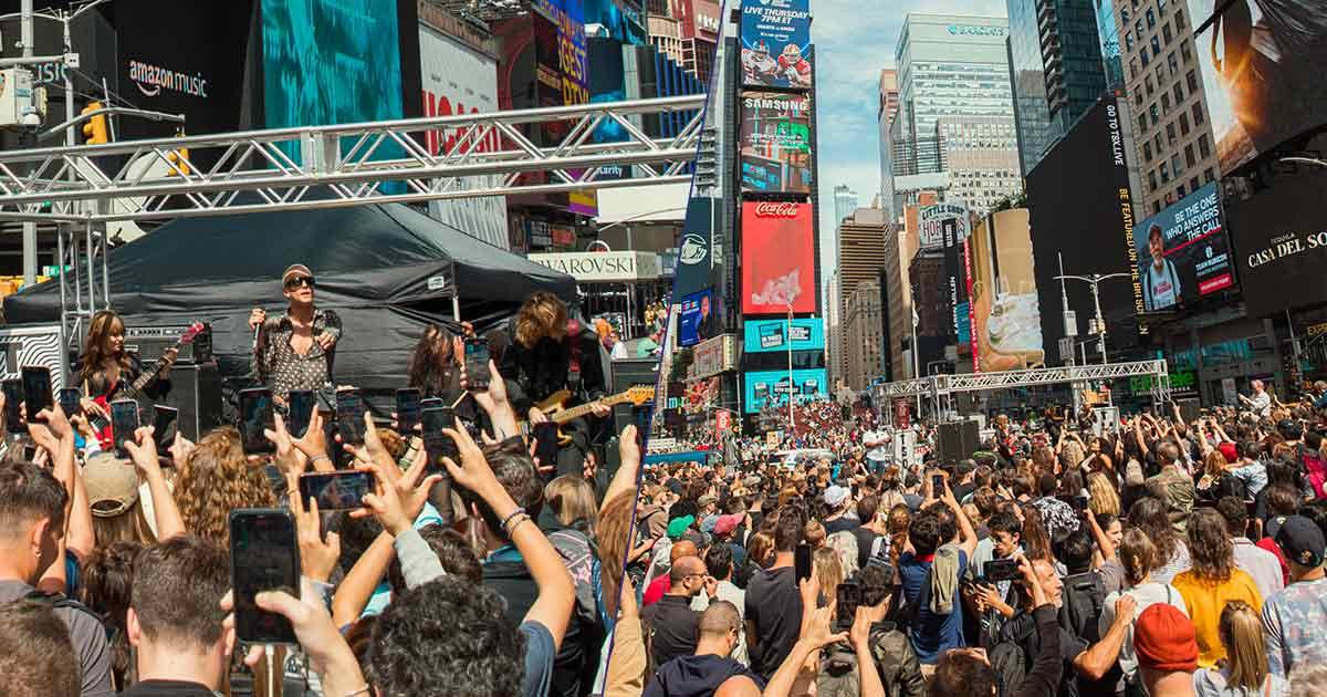 I Mneskin hanno tenuto un concerto a sorpresa a Times Square ecco il video
