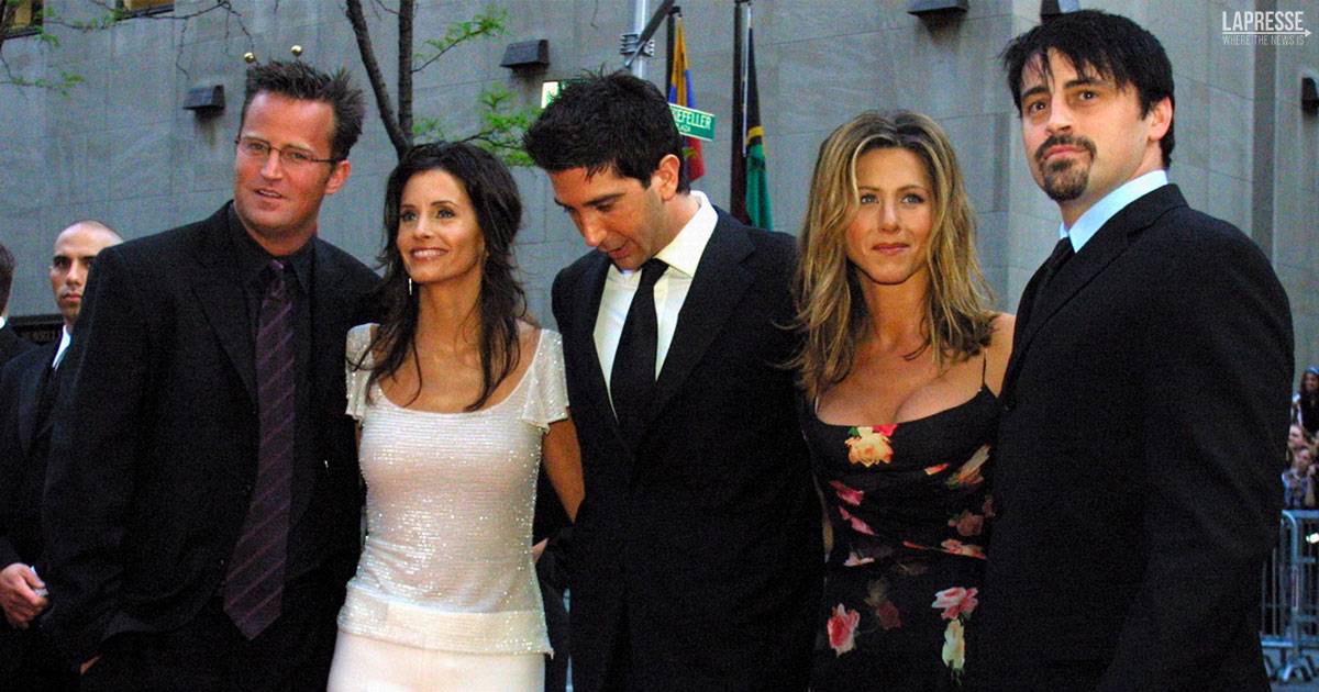 Le prime reazioni del cast di Friends alla morte di Matthew Perry