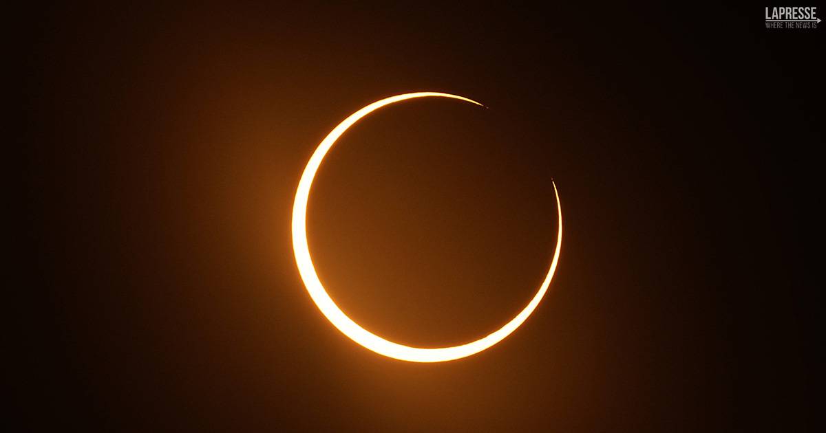 Un anello di fuoco nel cielo il video della spettacolare eclissi anulare di sole