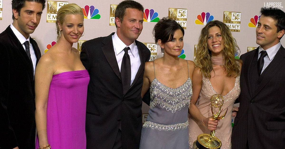 Il cast di Friends rompe il silenzio dopo la morte di Matthew Perry Siamo una famiglia