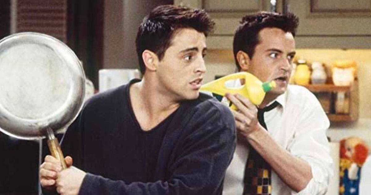 Il cast di Friends ricorda Matthew Perry gli aneddoti di Courteney Cox e Matt LeBlanc commuovono i fan