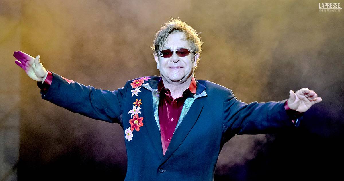 Elton John mette allasta la sua magnifica collezione darte e abiti di scena di Atlanta