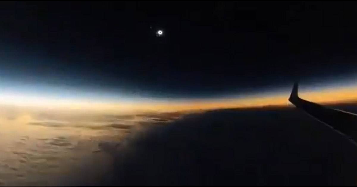 Leclissi solare vista da un aereo il video  incredibile